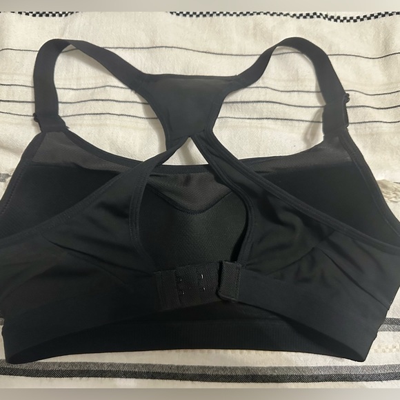 New Victoria’s Secret sports bra! Versatile, supportive 32D black bra! 👙 - Picture 2 of 5